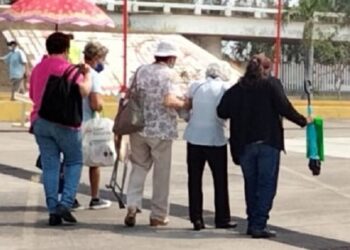 Seis afectados por insolación en filas para vacuna Covid en Tampico