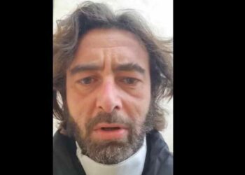 Sacerdote confiesa en misa que se enamoró y dice adiós