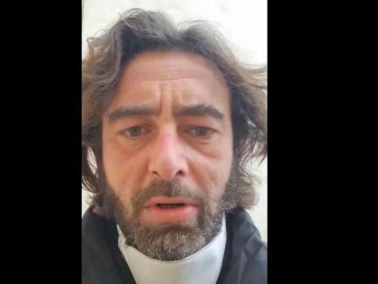 Sacerdote confiesa en misa que se enamoró y dice adiós