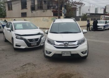 Chofer no hace alto y causa percance