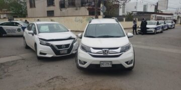 Chofer no hace alto y causa percance