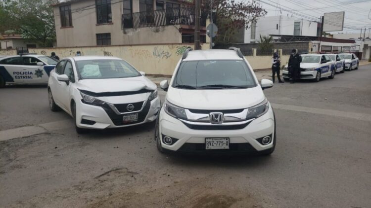 Chofer no hace alto y causa percance