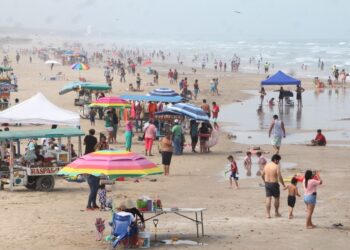 Llaman a turistas a mantener limpia la playa de Miramar