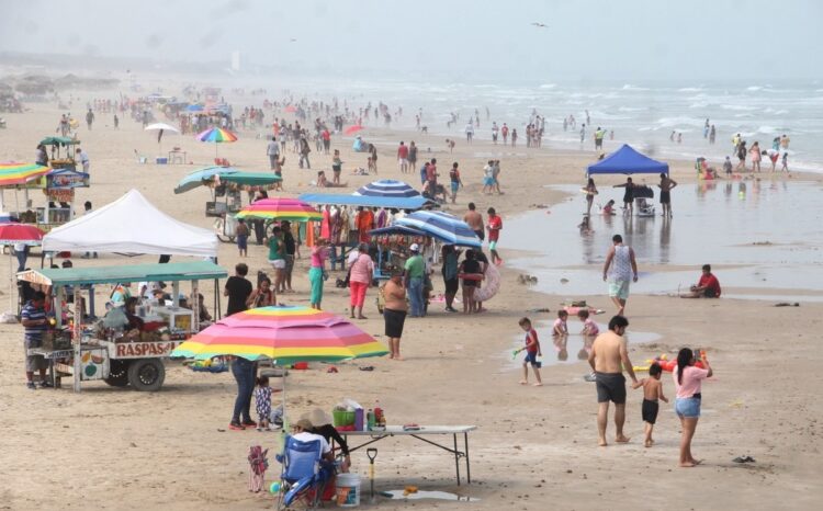 Llaman a turistas a mantener limpia la playa de Miramar