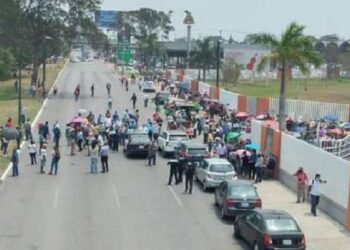 Ancianitos y familiares bloquean calles en Tampico; se quedaron sin vacunar