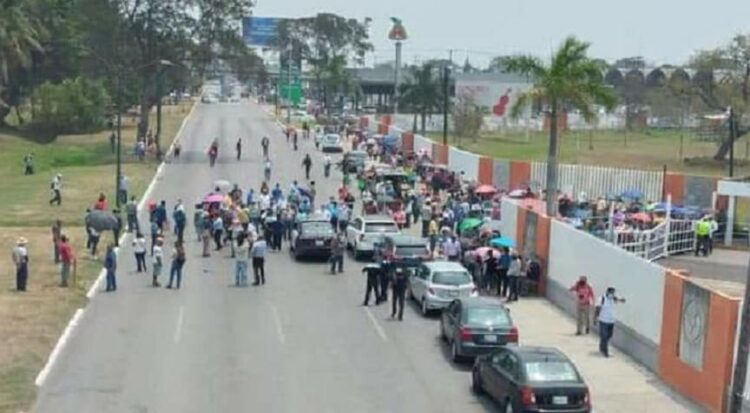 Ancianitos y familiares bloquean calles en Tampico; se quedaron sin vacunar