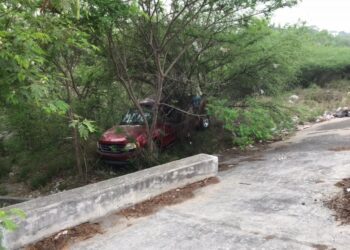 Camioneta cae al Río San Marcos en avenida La Paz