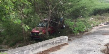Camioneta cae al Río San Marcos en avenida La Paz