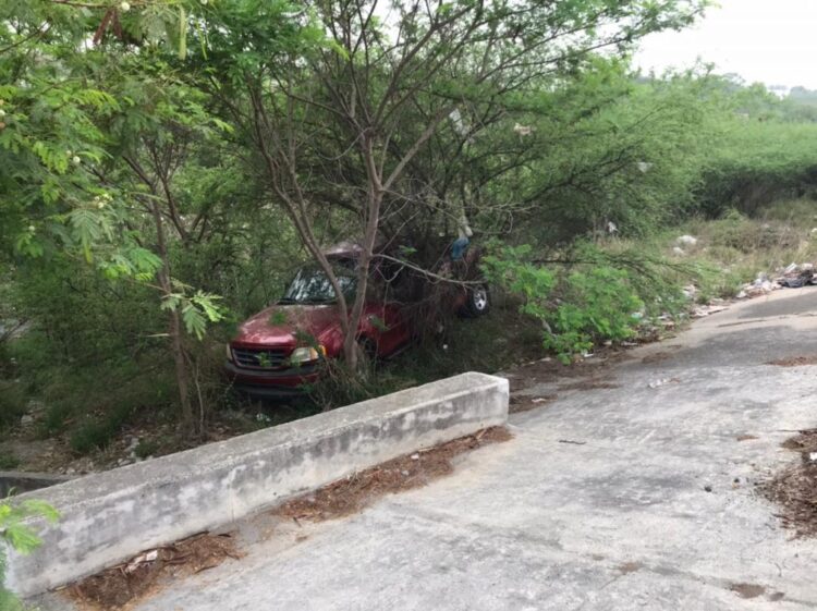 Camioneta cae al Río San Marcos en avenida La Paz