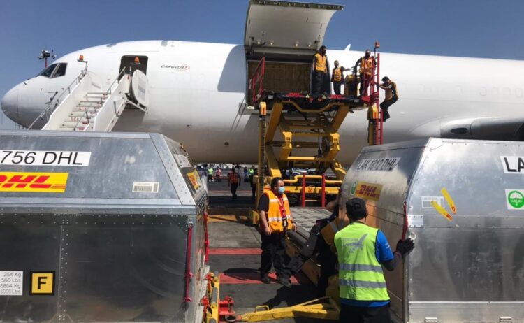 Llega sexto cargamento de SinoVac y el vigésimo de Pfizer a México