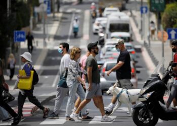 Israel se libera del uso de cubrebocas