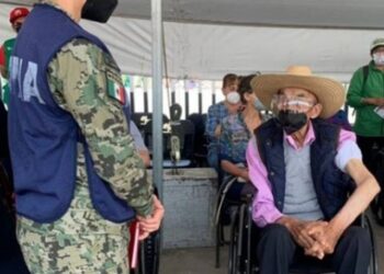 Ex presidente Echeverría acude a CU para vacuna anticovid-19