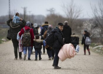 Biden acelera entrada de refugiados a EU, pero mantiene límite de Trump