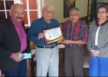 Reconocen trayectoria de 65 años a locutor neolaredense
