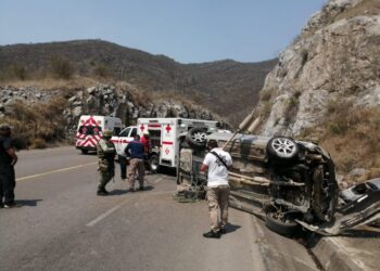 Pareja herida al volcar automóvil en carretera Victoria-Tula-SLP