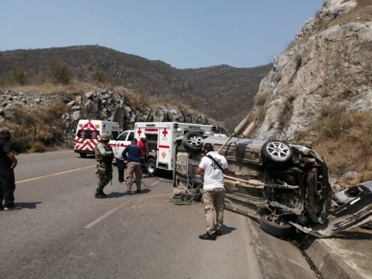 Pareja herida al volcar automóvil en carretera Victoria-Tula-SLP