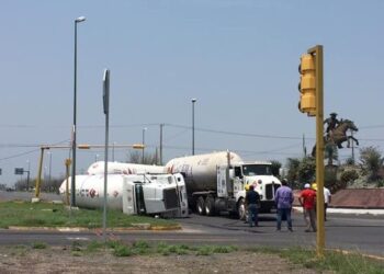 Vuelca trailer-pipa con gas en Libramiento y salida a Soto la Marina