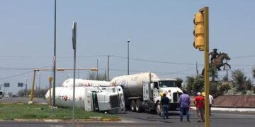 Vuelca trailer-pipa con gas en Libramiento y salida a Soto la Marina