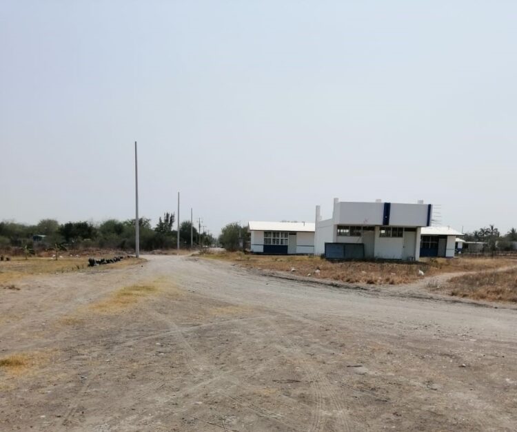 Demandan pavimentación frente a escuela en Villa Manuel, González