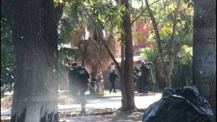 Balacera en colonia Chapalita, en Guadalajara, deja dos muertos y un herido