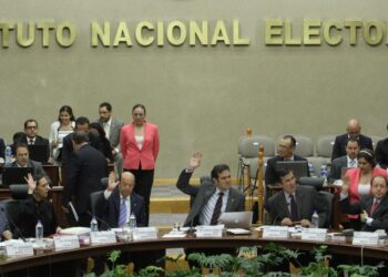 INE ordena a AMLO bajar de redes ‘mañanera’ del viernes por violar veda electoral