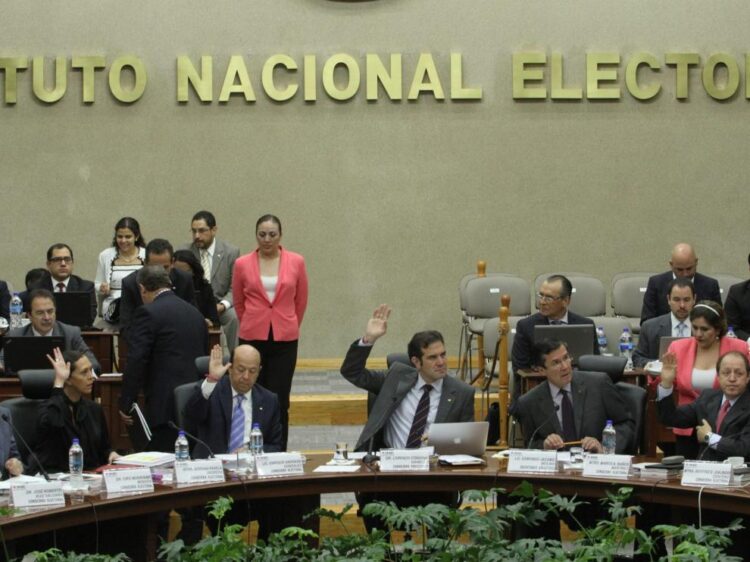 INE ordena a AMLO bajar de redes ‘mañanera’ del viernes por violar veda electoral