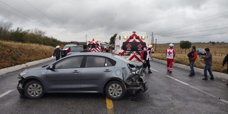 Diez heridos en carambola de 6 vehículos en ruta Victoria-Monterrey