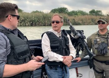 Paxton visita  frontera y critica la política migratoria