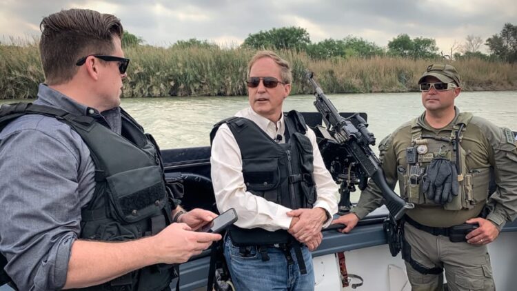 Paxton visita  frontera y critica la política migratoria