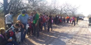 Detienen a 320 migrantes, decomisan droga y dinero.