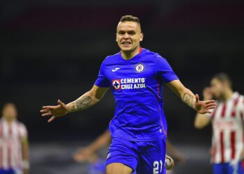 Cruz Azul se impone a Chivas y sigue con record de victorias