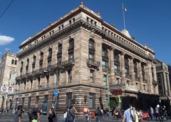 Banxico analiza usar tasa para deuda de largo plazo