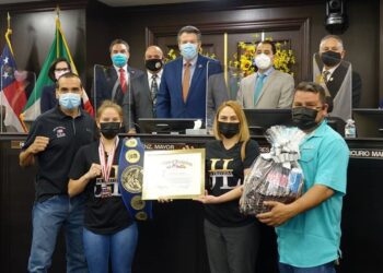 Honran a Campeona de Boxeo y al presidente de la Cámara de Comercio de Laredo