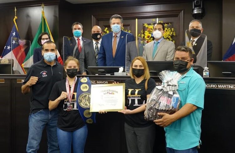 Honran a Campeona de Boxeo y al presidente de la Cámara de Comercio de Laredo