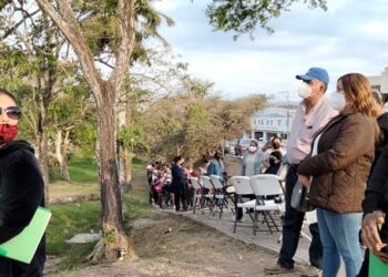 Inicia vacunación anticovid a sector educativo en Tampico; casi se arma el caos