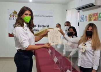 Entrega IETAM constancia de registro a Mishel Doratto