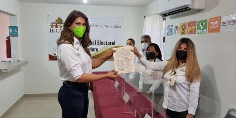 Entrega IETAM constancia de registro a Mishel Doratto