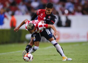 Chivas se lleva clásico tapatío; 1-0 sobre Atlas