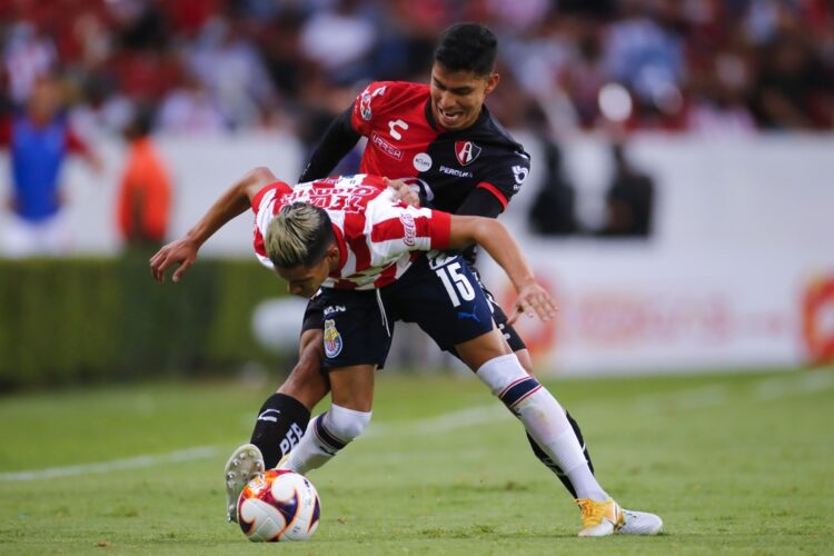 Chivas se lleva clásico tapatío; 1-0 sobre Atlas