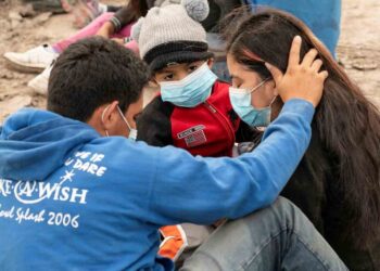 Estados Unidos comienza a admitir familias migrantes que piden asilo en la frontera