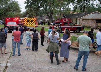 Encuentran a 90 personas atrapadas en casa de Texas