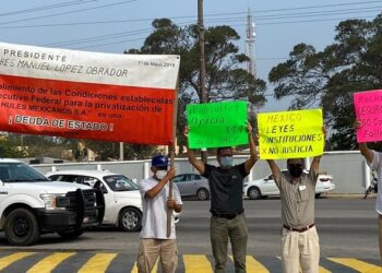 Ex trabajadores de Hules Mexicanos reclaman audiencia con AMLO.