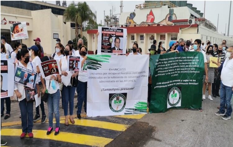 Jubilados del IMSS piden se les pague sus Afores.