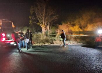 Muere motociclista embestido por auto en carretera