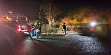 Muere motociclista embestido por auto en carretera