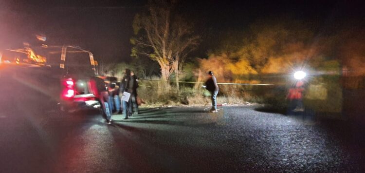 Muere motociclista embestido por auto en carretera