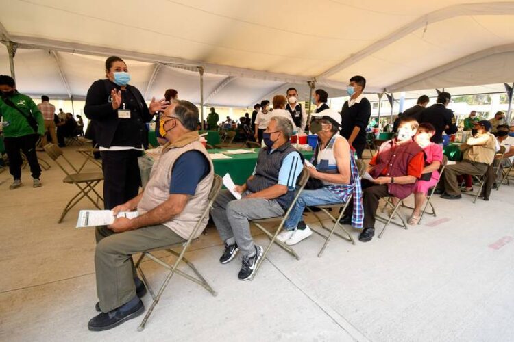 Suman 215,113 muertes por coronavirus en México