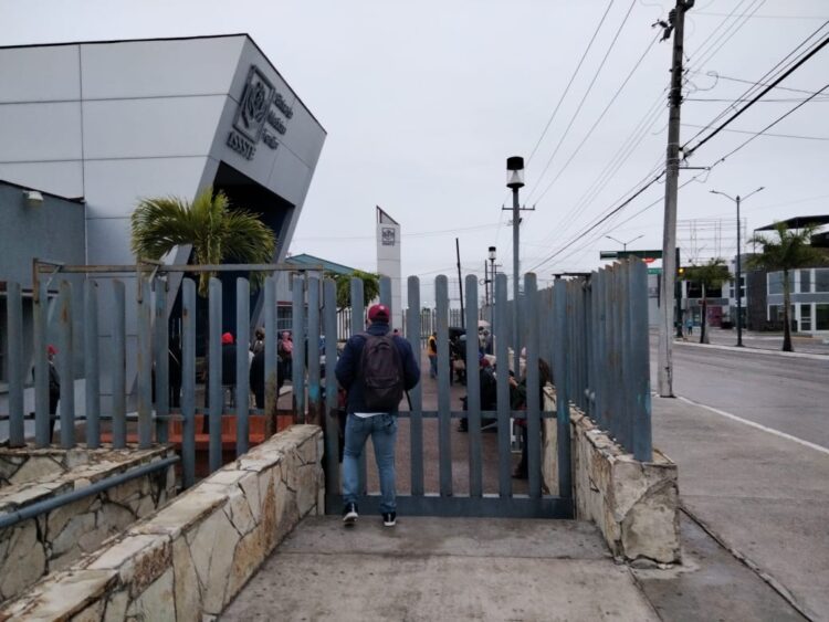 Niegan servicio en el ISSSTE-Tampico; derechohabientes se inconforman