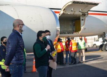 Pfizer empezará a enviar a México vacunas COVID desde EU, adelanta AMLO