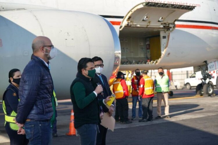 Pfizer empezará a enviar a México vacunas COVID desde EU, adelanta AMLO